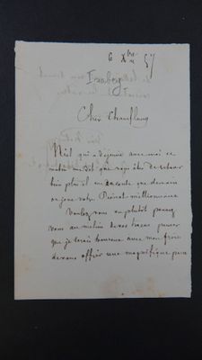 une lettre manuscrite rédigée par un homme en costume-cravate