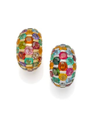 une paire de boucles d'oreilles composées de pierres multicolores et plaquées or