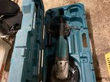 une boîte à outils bleue contenant un marteau