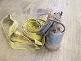 une paire de chaussures et un collant par terre