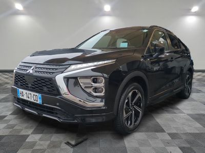 Un SUV noir est garé dans une grande pièce au sol à carreaux.