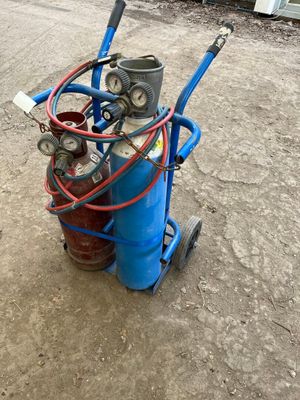 un poste de soudure sur chariot .