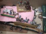 plein de petits soldats dans une boîte posée par terre