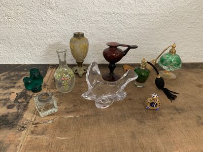 de nombreux objets en verre posés sur une table en bois