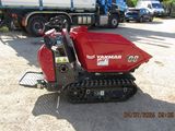 une photo d'une petite voiture rouge garée sur un parking