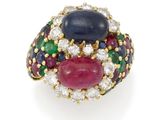 une bague sertie de saphir, de rubis, d'émeraude, de saphir et de diamants
