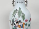 un vase blanc orné d'une image représentant une femme et un enfant