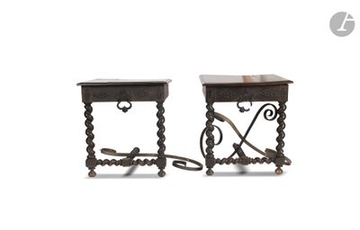paire de tables d'appoint anciennes avec des pieds en fer forgé