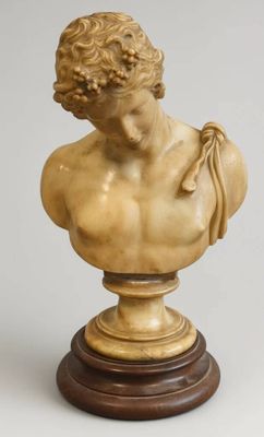 un buste antique en marbre représentant un homme aux cheveux bouclés, posé sur un socle en bois