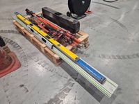Lot comprenant 3 niveaux à bulles, 1 règle FESTOOL, 4 serre-… (photo 2)