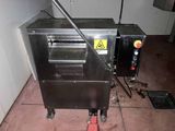 une machine posée sur le sol d'une pièce