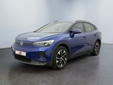 une Volkswagen C-Cross bleue garée dans une grande pièce