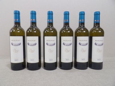 quatre bouteilles de vin sont alignées sur une table