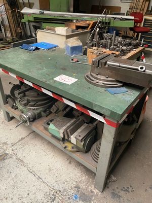 un établi sur lequel sont posés des outils dans un garage