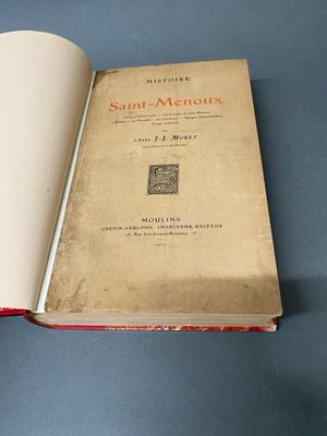 un livre ouvert sur une surface bleue