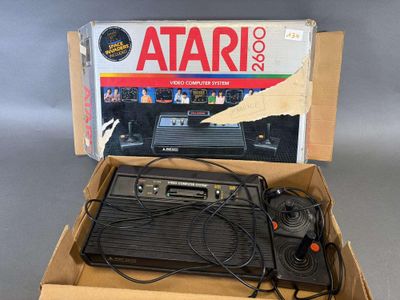 une boîte contenant une radio et une manette de jeu