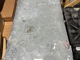 une photo d'une table sur laquelle est posée une étiquette de prix, dans un entrepôt