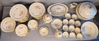 de nombreux types de plats et de bols en porcelaine sur la table