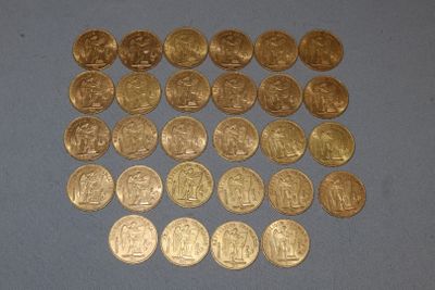 beaucoup de pièces d'or sur la table