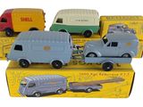 quatre camions miniatures rangés dans une boîte