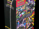 La boîte regorge de cartes Pokémon de toutes sortes.