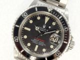 une photo d'une montre Rolex posée sur une surface blanche