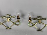 les trois lampes accrochées au mur dans la pièce