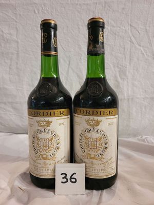 deux bouteilles de vin posées sur une table, à côté d'une étiquette de prix