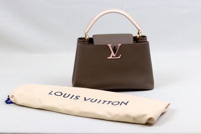 Sac à main Louis Vuitton en cuir marron avec pochette assortie