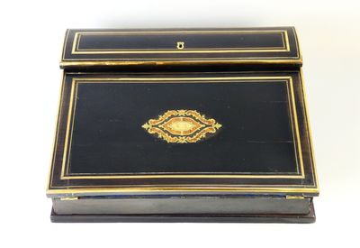 Ecritoire en bois noirci marqueté de laiton et de bois de ro…