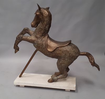 statue d'un cheval posée sur un socle en bois de couleur blanche