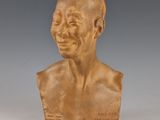 une image représentant le buste d'un homme souriant