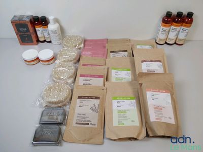 une table sur laquelle se trouvent de nombreuses bouteilles de médicaments et un sac contenant des médicaments