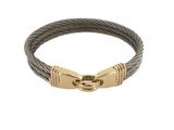 gros plan d'un bracelet sur fond blanc