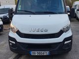 une camionnette blanche garée dans un parking
