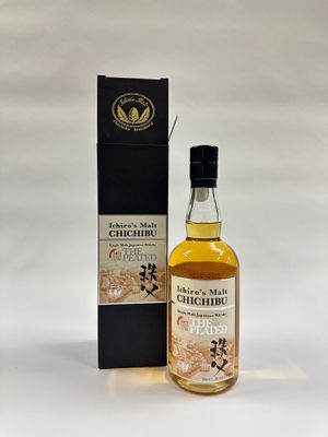 une bouteille de whisky japonais Chichire à côté d'une boîte noire
