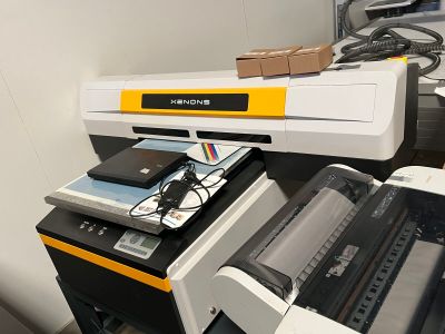 une imprimante posée sur un bureau