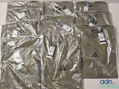 six sacs de vêtements posés sur une table blanche