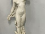 statue en marbre d'une femme tenant une fleur sur un socle en marbre