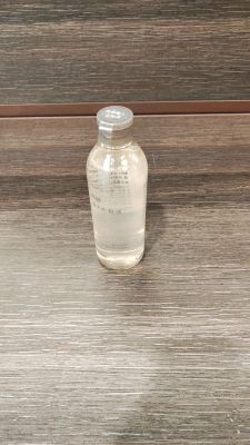 une petite bouteille remplie de liquide posée sur une table en bois