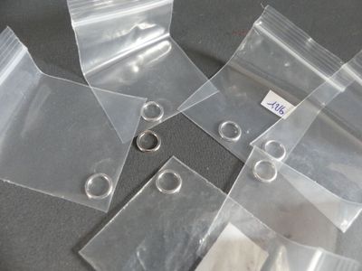 beaucoup de sacs en plastique transparent posés sur une table