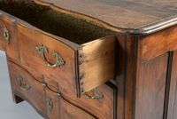 Commode à façade arbalète en noyer ouvrant par trois tiroirs… (photo 3)
