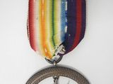 l'image d'une médaille ornée d'une étoile sur le recto
