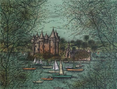 de nombreux bateaux qui flottent sur l'eau près d'un château
