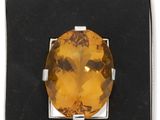 un gros plan d'un pendentif orné d'une citrine facettée