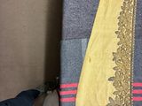 une personne qui coupe un morceau de tissu avec une paire de ciseaux