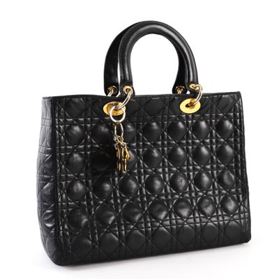 un sac à main noir muni d'une chaîne dorée au niveau de la poignée