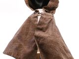 cape à capuche marron sur une tête de mannequin