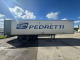 un camion semi-remorque garé dans un parking