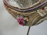 un vase contenant une rose, posé sur un socle